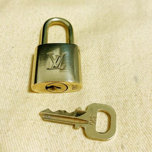 LOUIS VUITTON LV 10 SET PADLOCK KEY CHARM CADENA GOLD-PLATED FRANCE - Picture 3 of 4